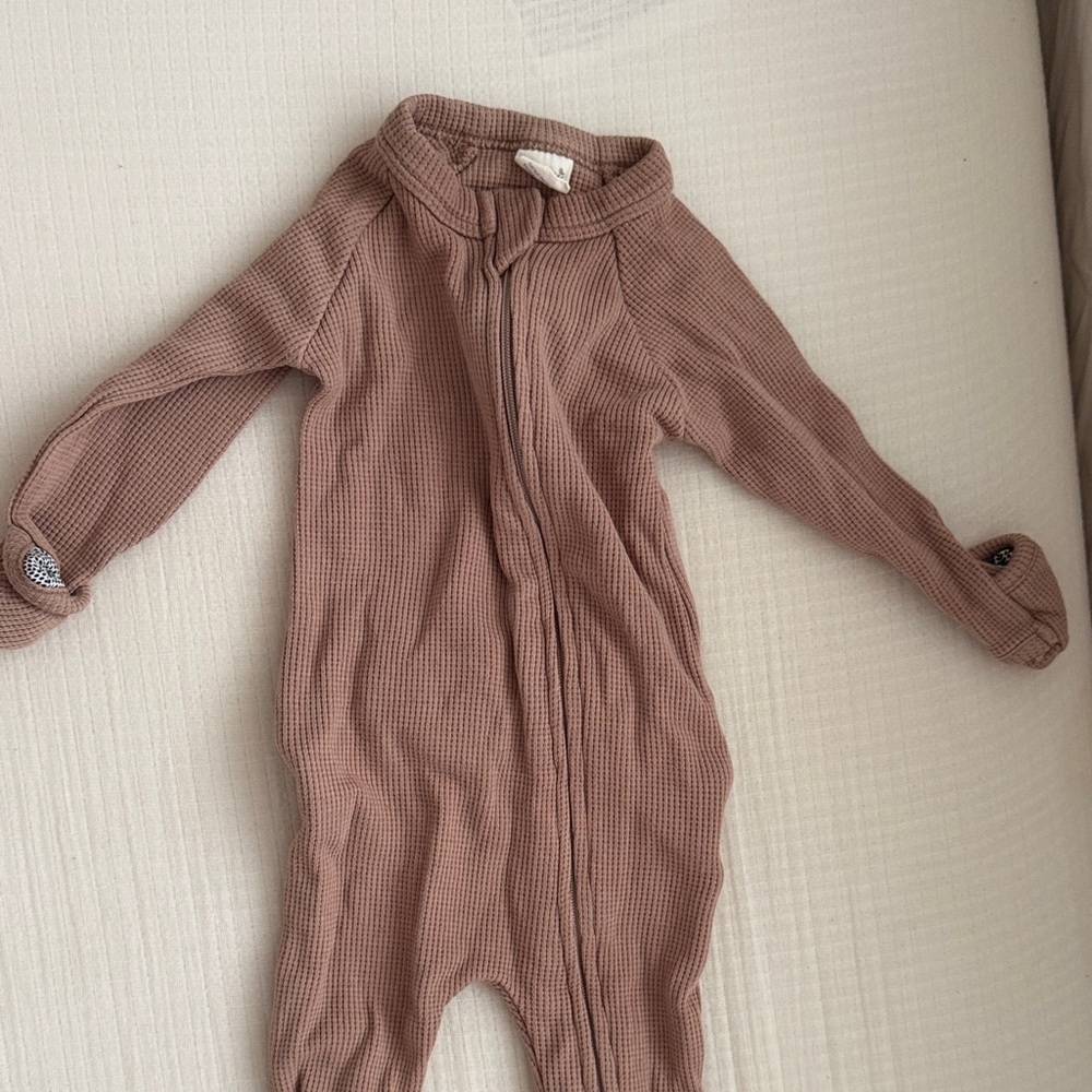 Goumi footies with bumflap- Cream, Gray, Brown 3 to 6 months. 2 way zips - Picture 2 of 6